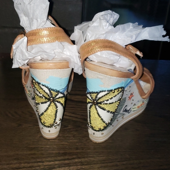 New Coach Caroline Beach Scene Wedge 8 - Picture 3 of 13